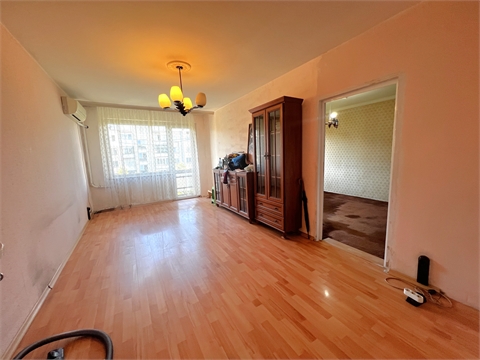 Просторен и слънчев тристаен апартамент 