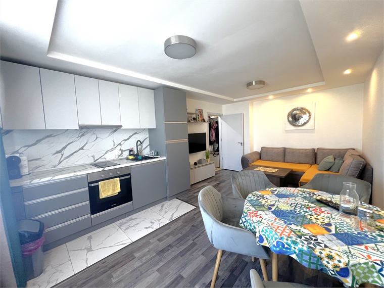 Обзаведен двустаен апартамент, след основен ремонт в ж.к. Надежда 1