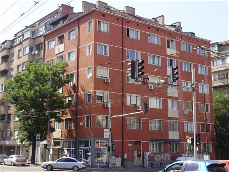 Тристаен апартамент на бул. Княз Ал. Дондуков в изцяло санирана тухлена  сграда